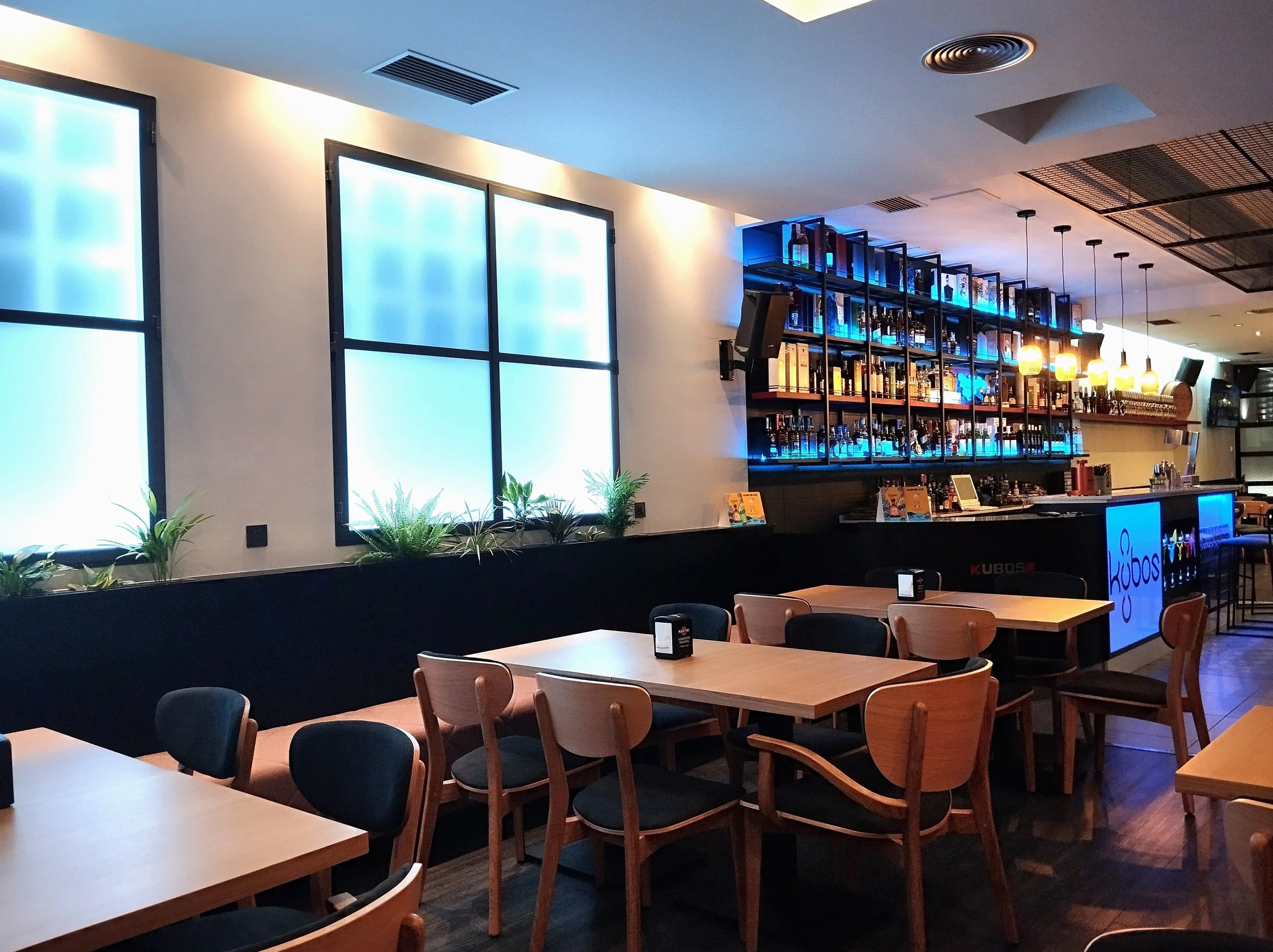 Acondicionamiento y diseño interior BAR KUBOS